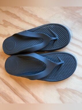 Men’s sandals flip flops totes Black Textured Foam comfort water beach sz 12